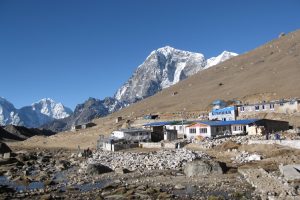 Tea house at Lobuje