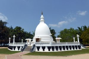 Dambakola Patuna beachside Buddhist temple