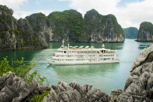 Au Co cruise ship, cruising Ha Long Bay