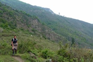 Walking on the trail from Tangmchu to Lhuentshi