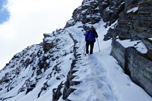 Snowy descent from the Namun pass