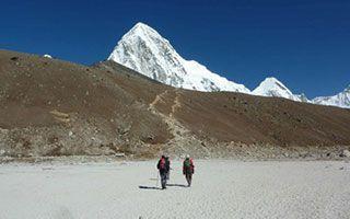 Everest Climbers clean up